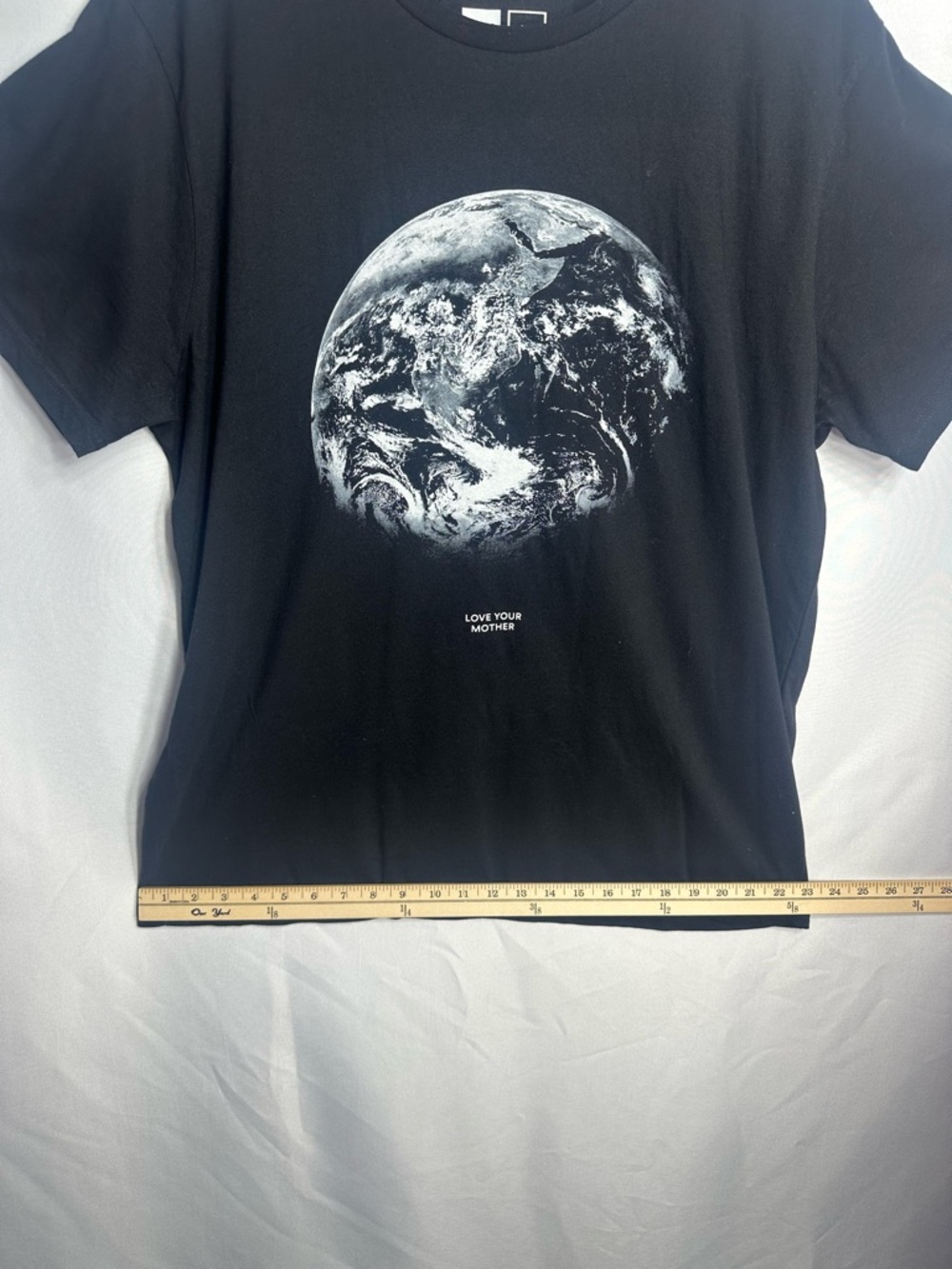 Black Short-Sleeve Graphic Tee with Earth Print size XL like new - Picture 5 of 7